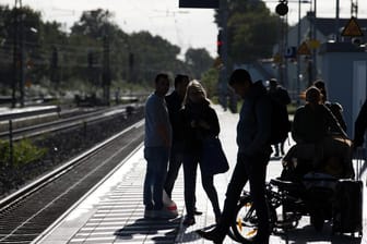 Fahrgäste der Bahn müssen sich in Norddeutschland auf weitere Verspätungen einrichten.