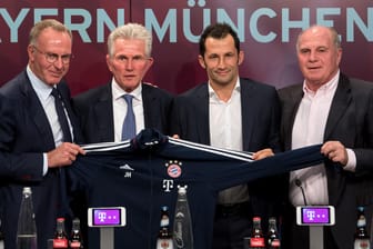 Von links: Vorstandschef Karl-Heinz Rummenigge, der neue Trainer Jupp Heynckes, Sportdirektor Hasan Salihamidzic und Präsident Uli Hoeneß stehen nach einer Pressekonferenz für ein Foto zusammen.