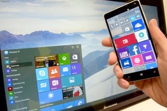 Auf dem Microsoft-Stand wird auf der CeBIT in Hannover im Jahr 2015 das neue Betriebssystem Windows 10 für Smartphones und PC vorgestellt.