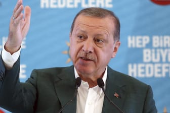 Der türkische Präsident Recep Tayyip Erdogan ist sauer, weil seine Landsleute keine Visa mehr bekommen.
