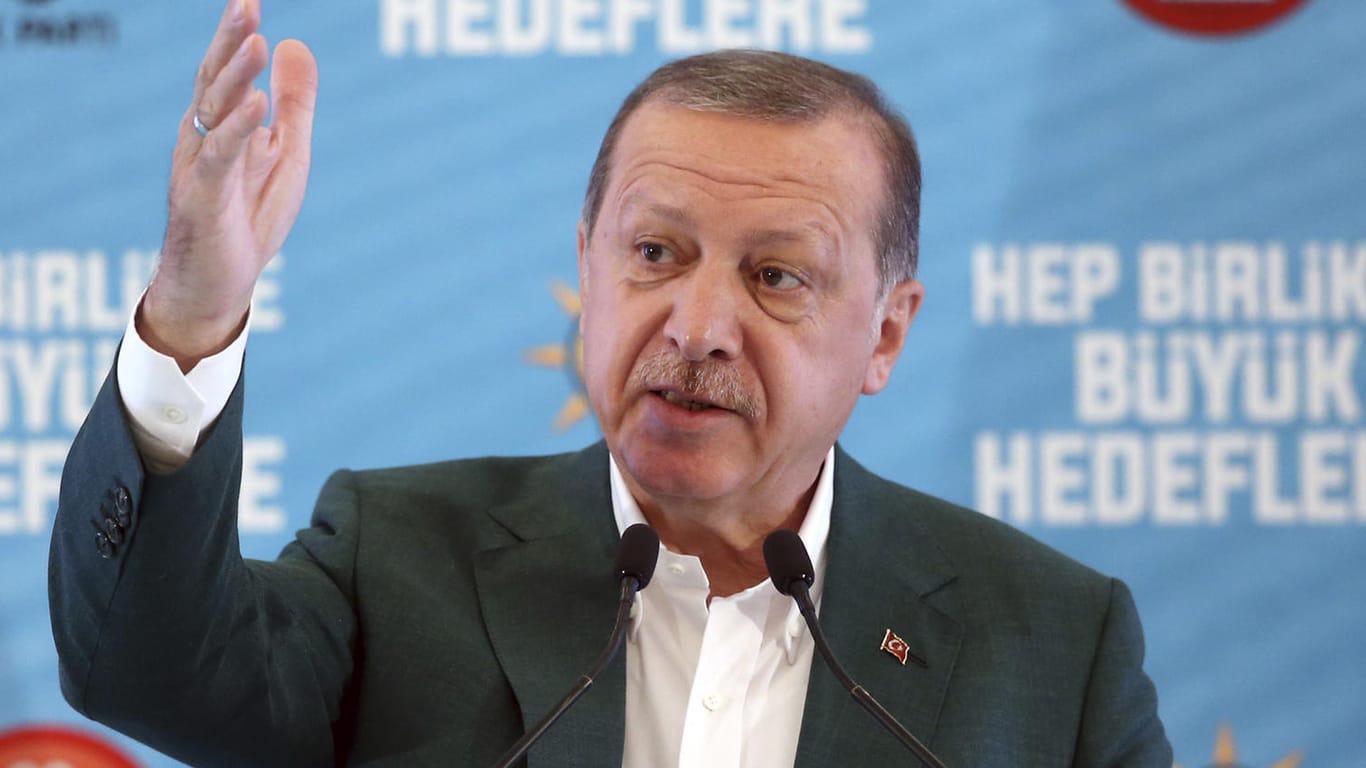 Der türkische Präsident Recep Tayyip Erdogan ist sauer, weil seine Landsleute keine Visa mehr bekommen.