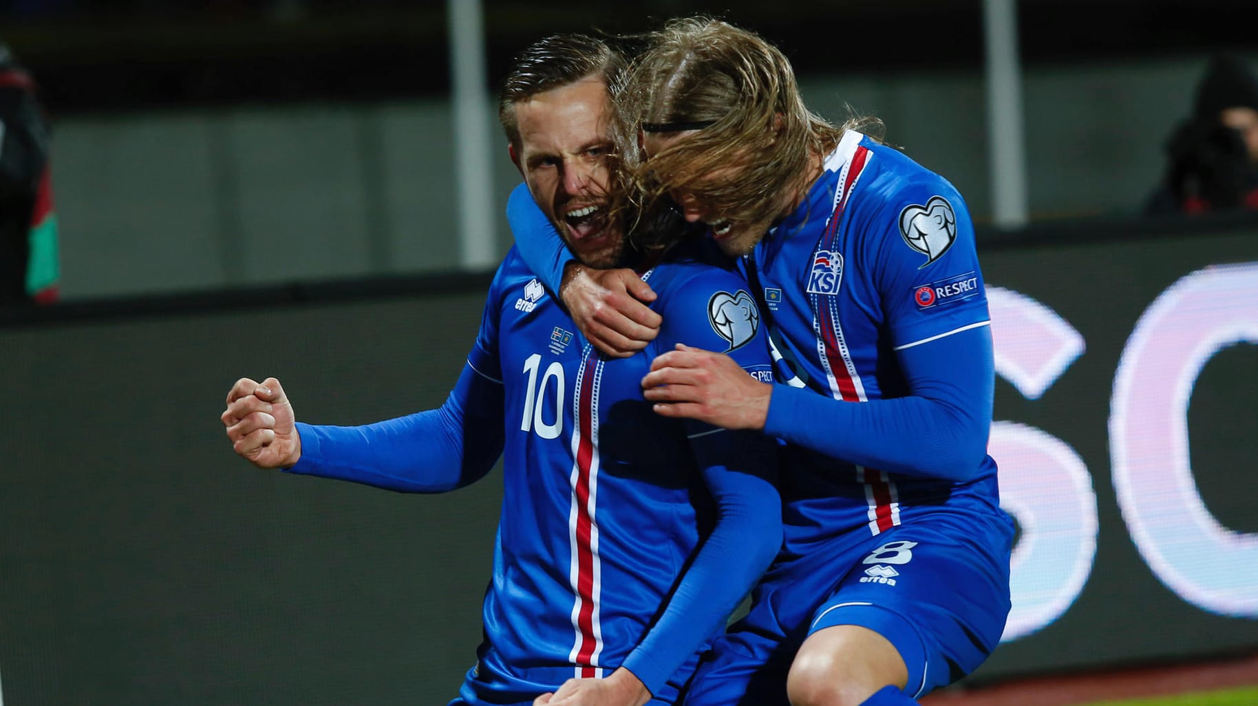Islands Gylfi Sigurdsson (l.) feiert seinen Führungstreffer mit Birkir Bjarnason. Islands Gylfi Sigurdsson (l.) feiert seinen Führungstreffer mit Birkir Bjarnason.