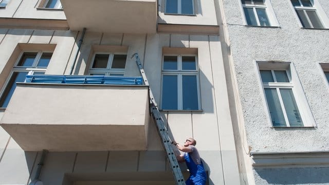 Mann lehnt Leiter an einen Balkon: Was macht der denn da, ist das ein Einbrecher? Verdächtige Beobachtungen wie diese sollten der Polizei unter 110 gemeldet werden.