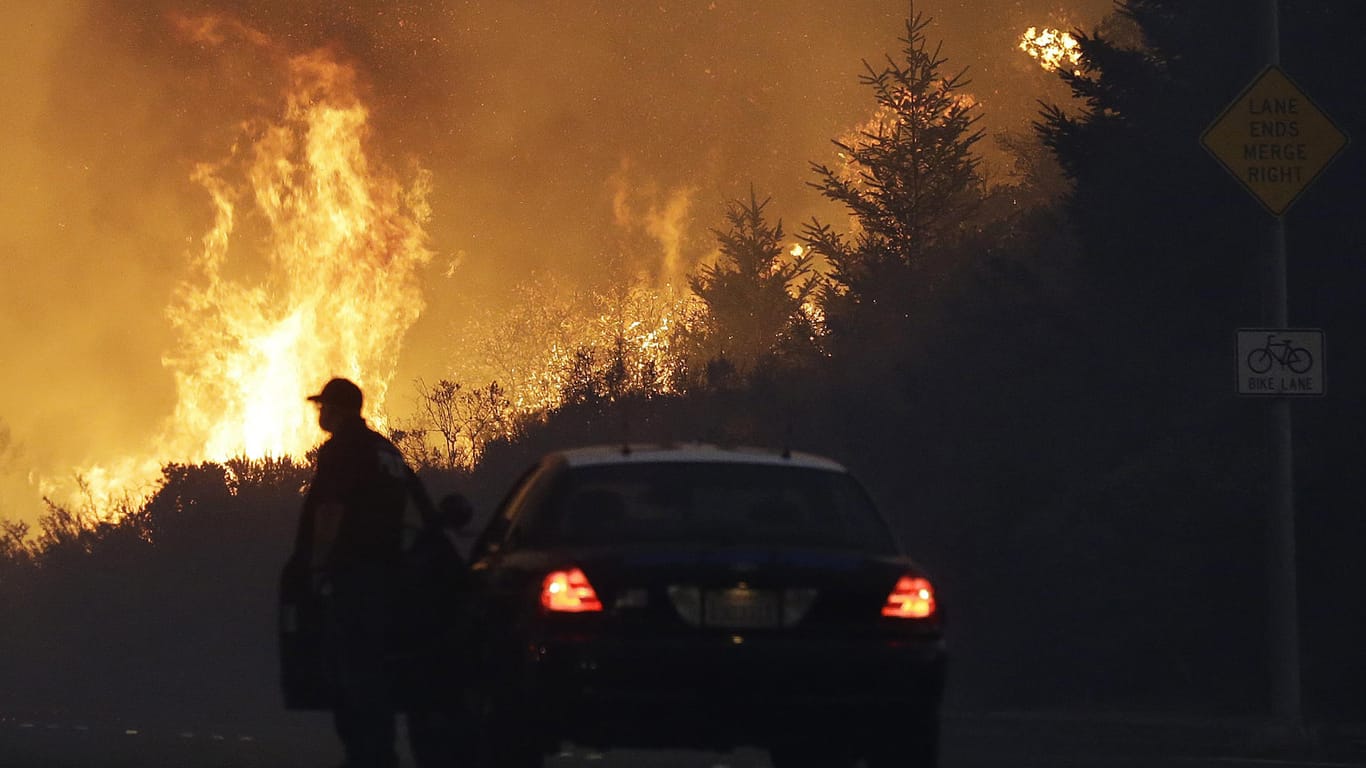 In Kalifornien tobende Buschbrände haben bislang 10 Tote gefordert.