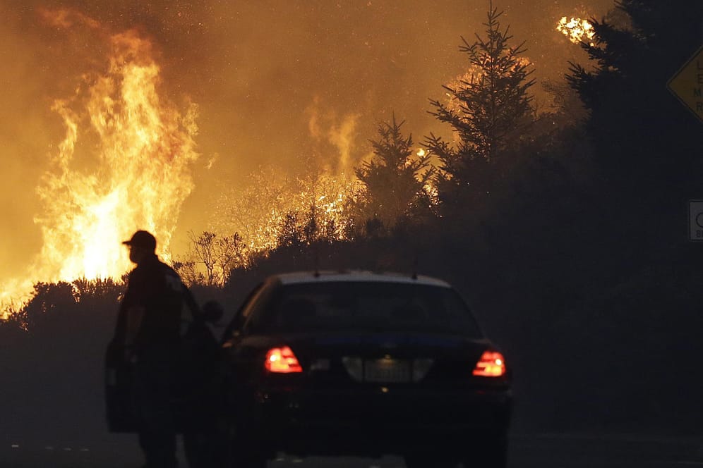 In Kalifornien tobende Buschbrände haben bislang 10 Tote gefordert.