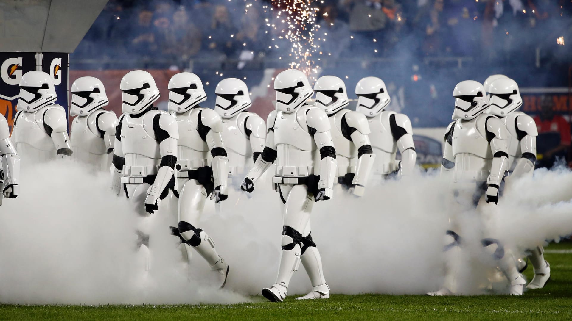 Die Stormtrooper wurden von Feuerwerk und Nebelschwaden eingehüllt.