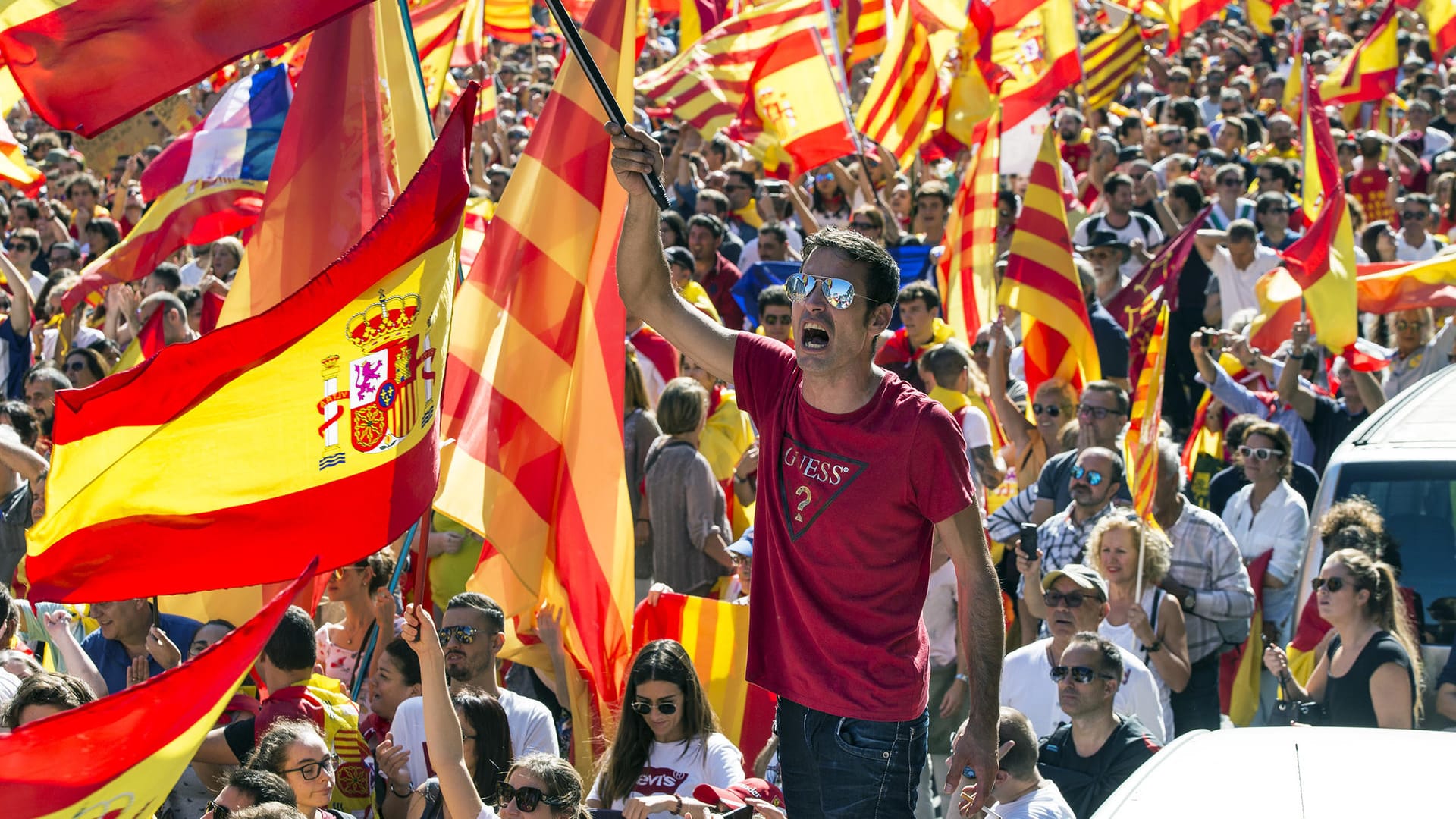 Ada Colau, Bürgermeisterin von Barcelona, hat gegen eine einseitige Unabhängigkeitserklärung Kataloniens Stellung bezogen. Ada Colau, Bürgermeisterin von Barcelona, hat gegen eine einseitige Unabhängigkeitserklärung Kataloniens Stellung bezogen.