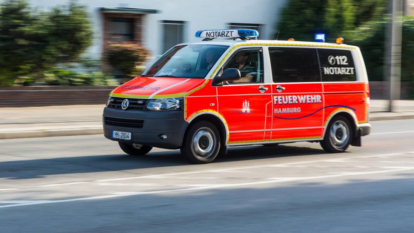 Ein Notarztwagen der Feuerwehr Hamburg auf dem Weg zu einem Rettungseinsatz.