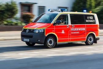 Ein Notarztwagen der Feuerwehr Hamburg auf dem Weg zu einem Rettungseinsatz.
