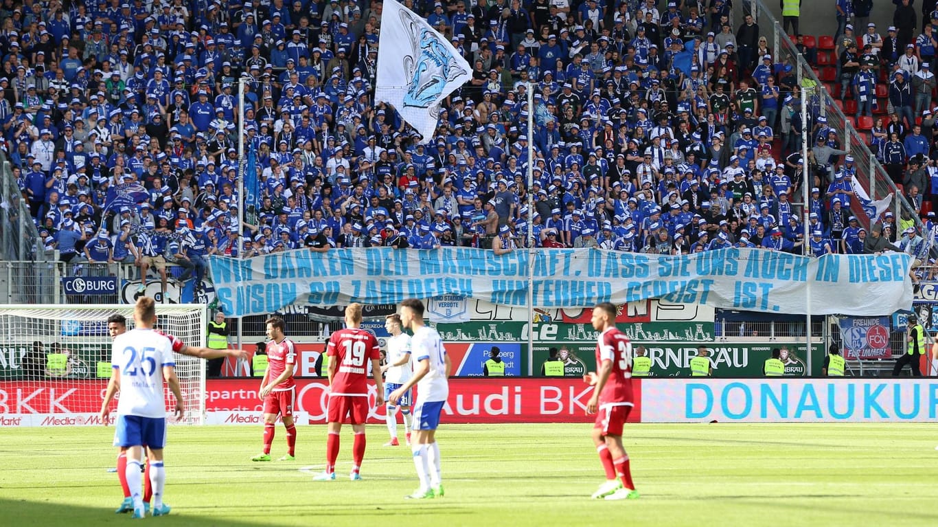 Schalkes Fans: "Wir danken der Mannschaft, dass sie uns auch in dieser Saison so zahlreich hinterher gereist ist."