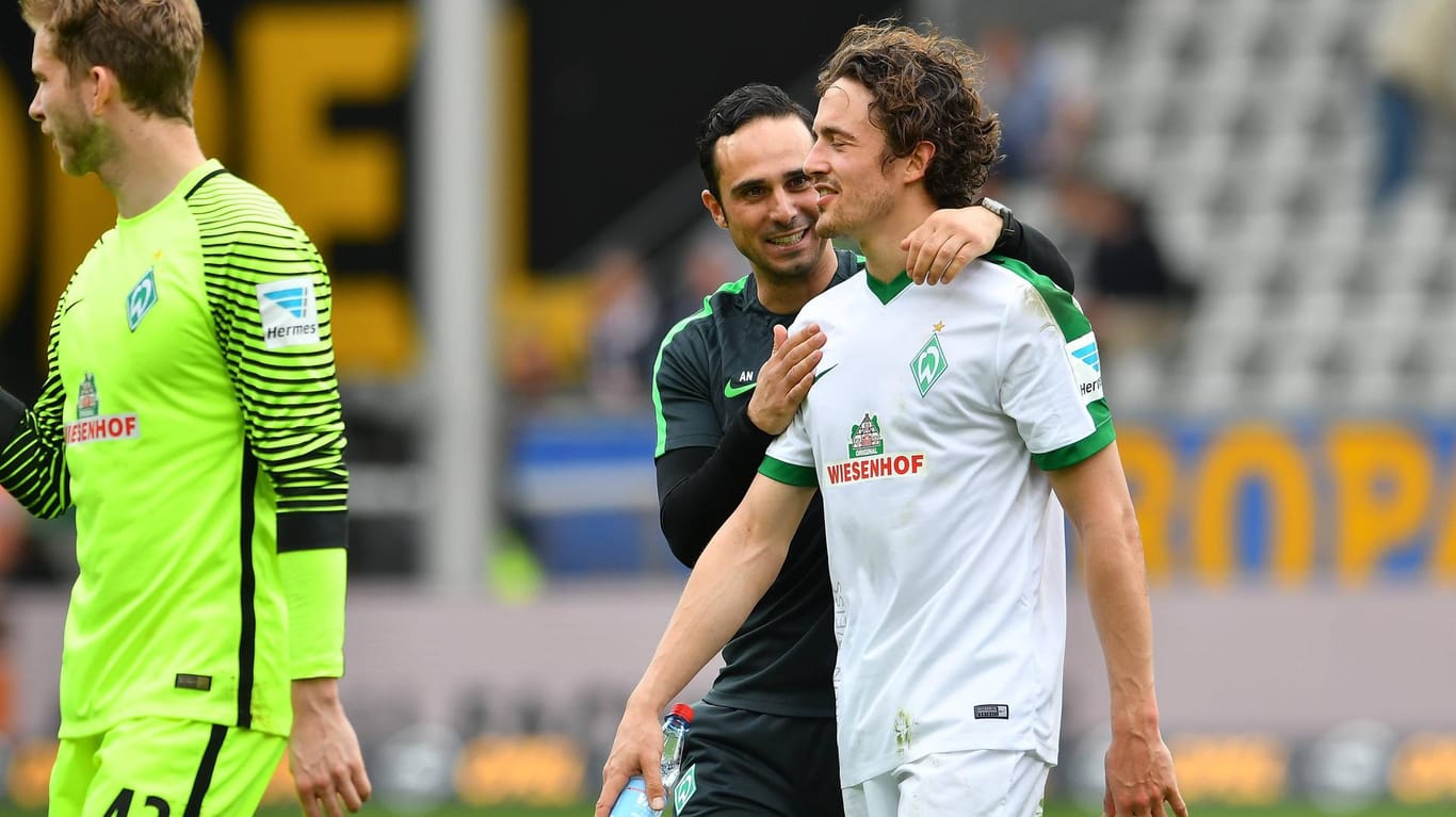 Werder Bremens Thomas Delaney (r.) und Alexander Nouri waren in der vergangenen Saison zu Scherzen aufgelegt.