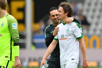 Werder Bremens Thomas Delaney (r.) und Alexander Nouri waren in der vergangenen Saison zu Scherzen aufgelegt.