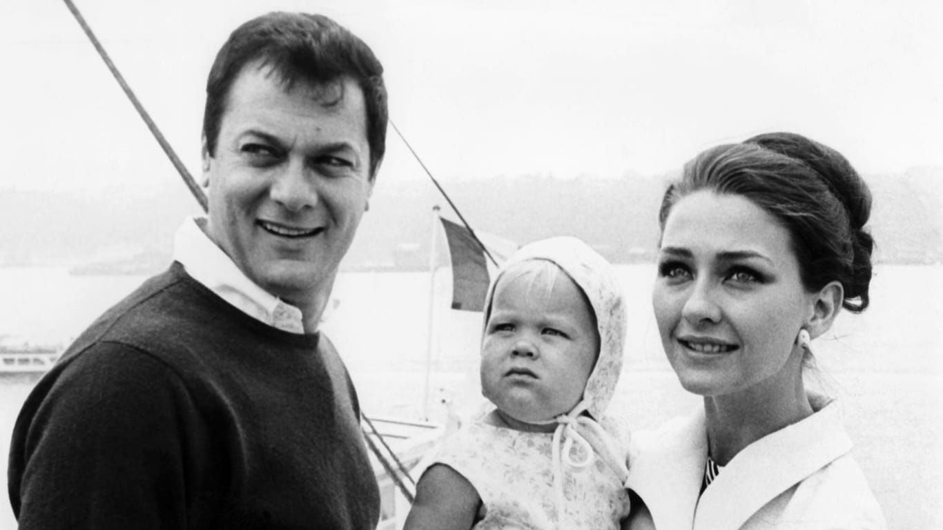 Die beiden Töchter gingen aus der Ehe mit Hollywoodstar Tony Curtis (l.). Auf diesem Foto ist Alexandra (m.) gerade ein Jahr alt.