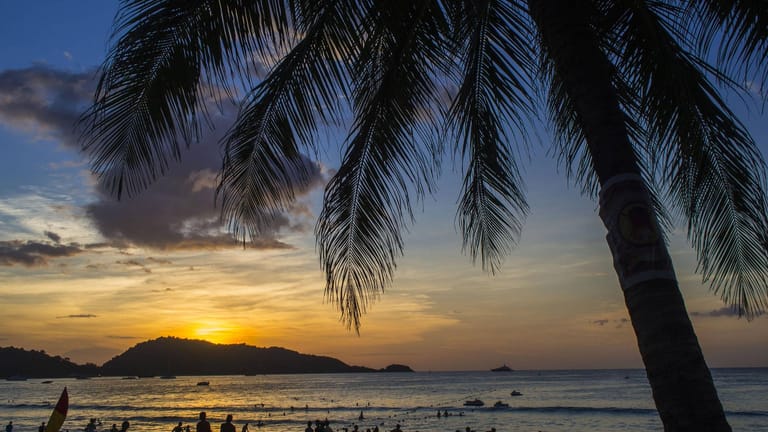Der Sonnenuntergang am Patong Beach in Phuket, Thailand ist beliebter Touristentreffpunkt. Gilt hier bald ein Rauchverbot?