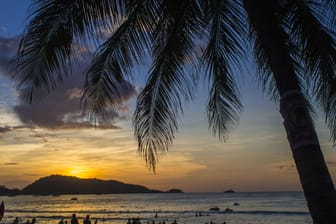 Der Sonnenuntergang am Patong Beach in Phuket, Thailand ist beliebter Touristentreffpunkt. Gilt hier bald ein Rauchverbot?