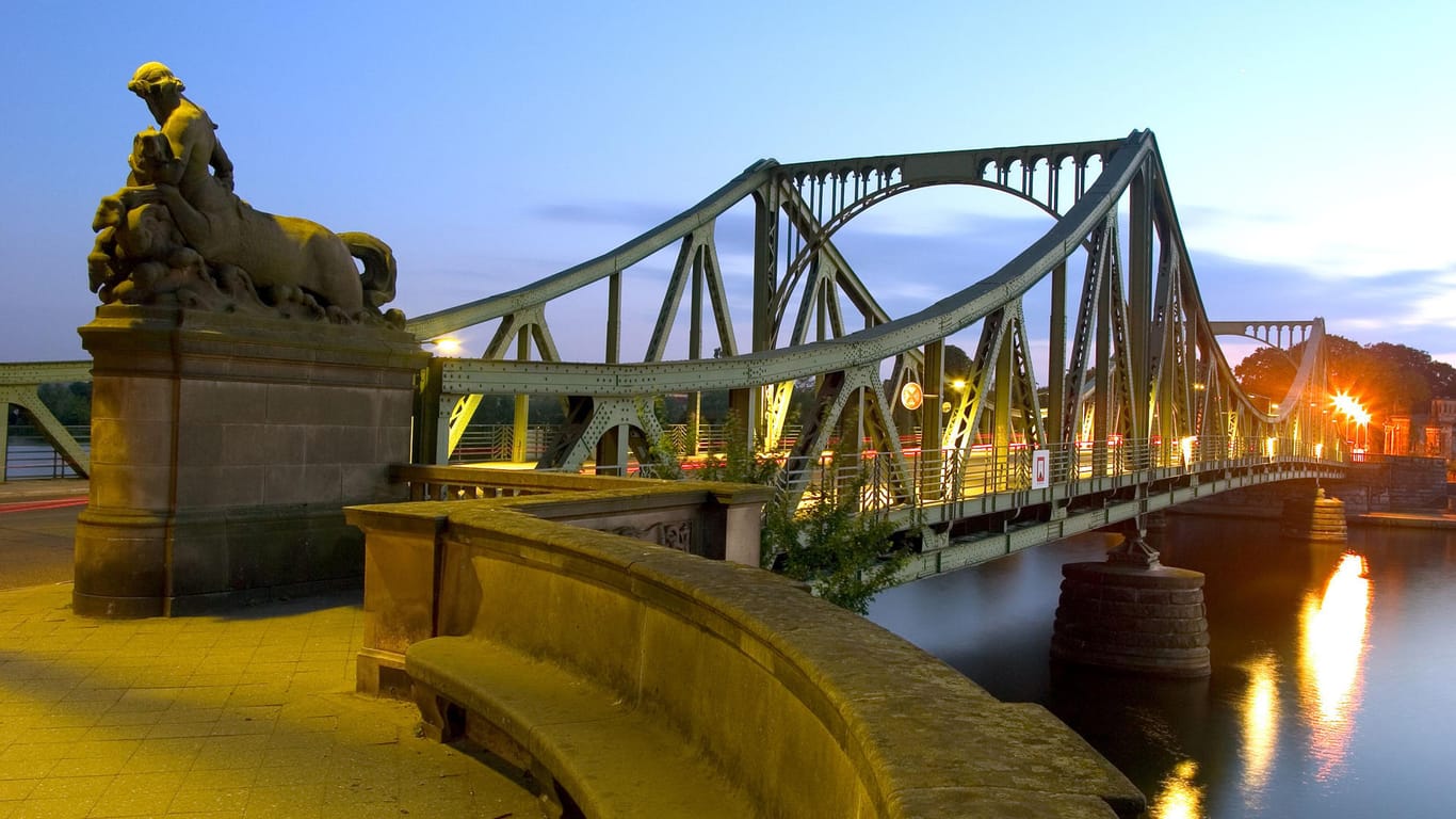 Auf der Glienicker Brücke außerhalb Potsdams wurden während des Kalten Krieges Agenten ausgetauscht. Steven Spielberg nutzt die authentische Kulisse für seinen Film "Bridge of Spies".