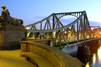 Auf der Glienicker Brücke außerhalb Potsdams wurden während des Kalten Krieges Agenten ausgetauscht. Steven Spielberg nutzt die authentische Kulisse für seinen Film "Bridge of Spies".