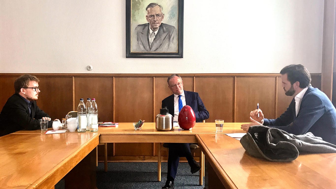 SPD-Ministerpräsident Stephan Weil im Gespräch mit den Redakteuren Jan Hollitzer und Patrick Diekmann.