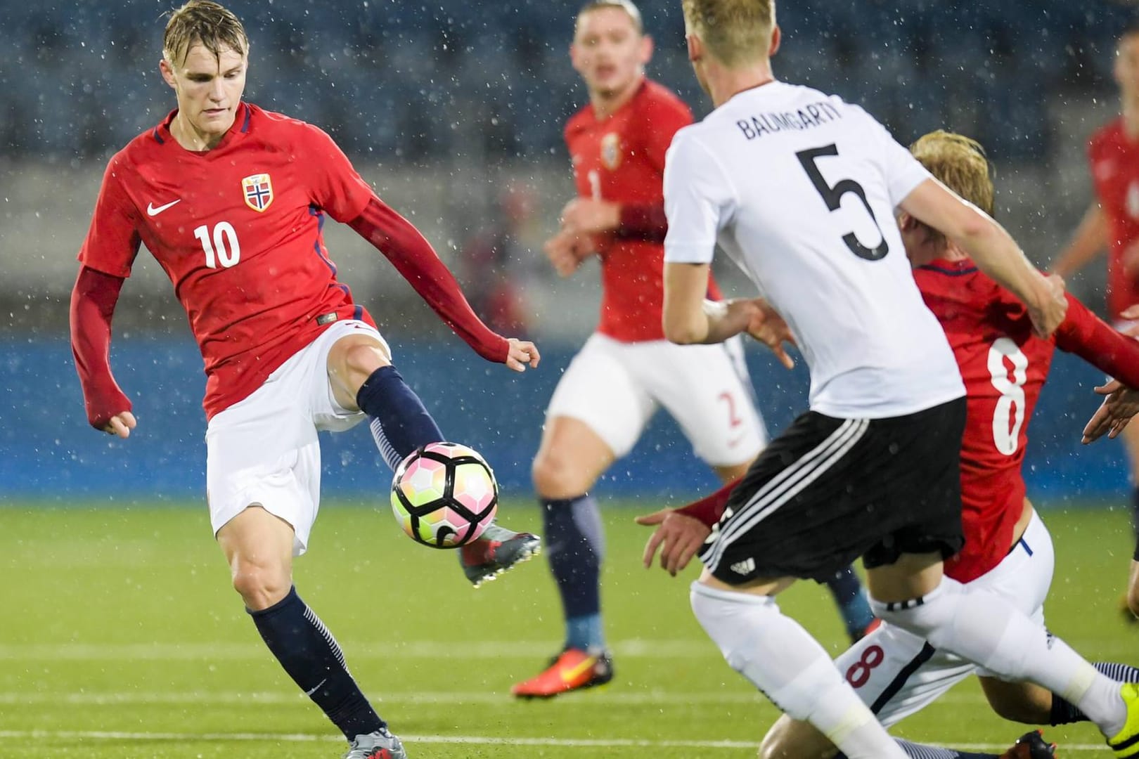 Supertalent Martin Ødegaard (l.) traf zum 2:1 für Norwegen gegen die deutsche U21.