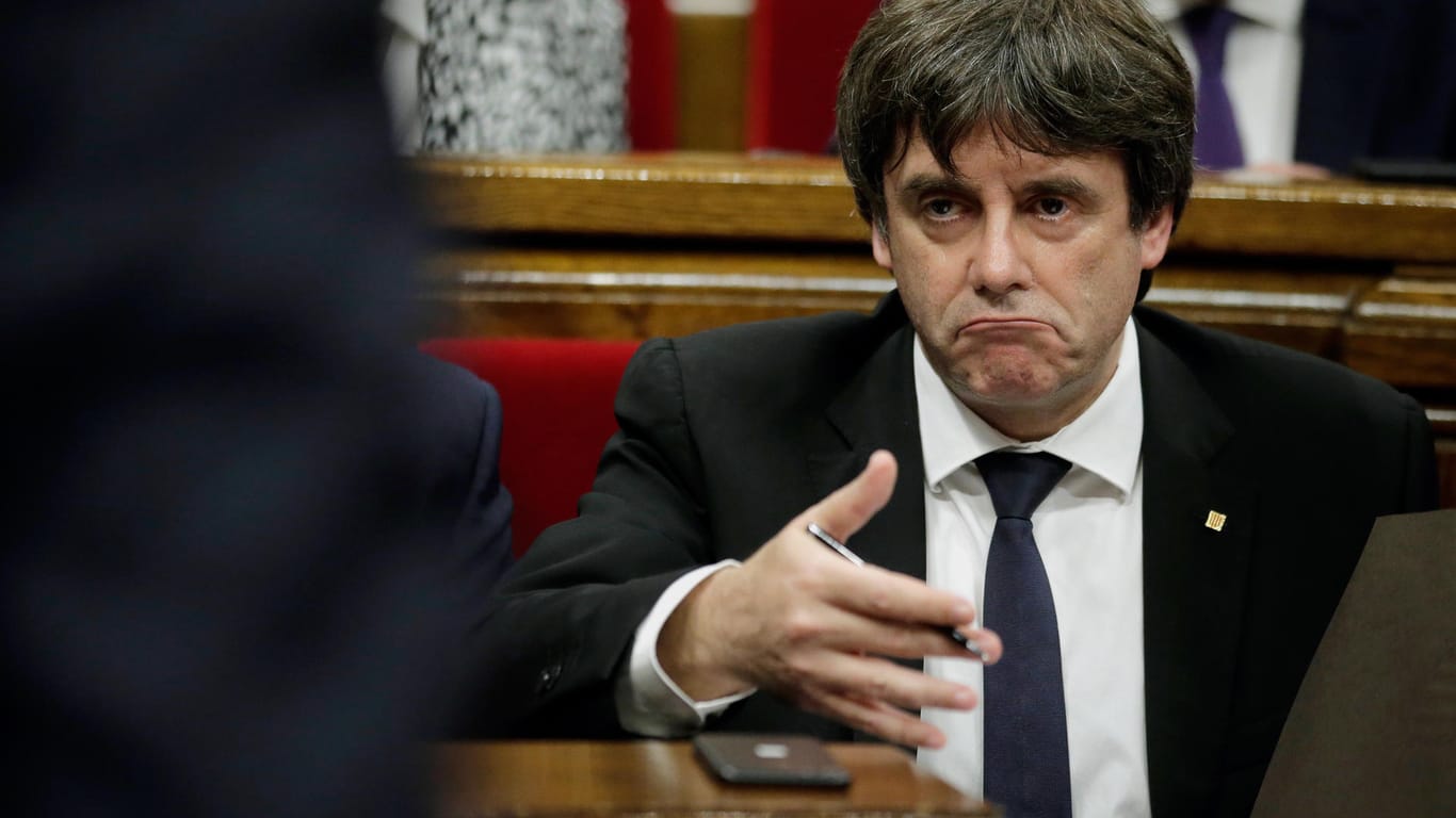 Der katalanische Regierungschef Carles Puigdemont schiebt die Unabhängigkeitserklärung auf.