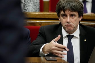 Der katalanische Regierungschef Carles Puigdemont schiebt die Unabhängigkeitserklärung auf.