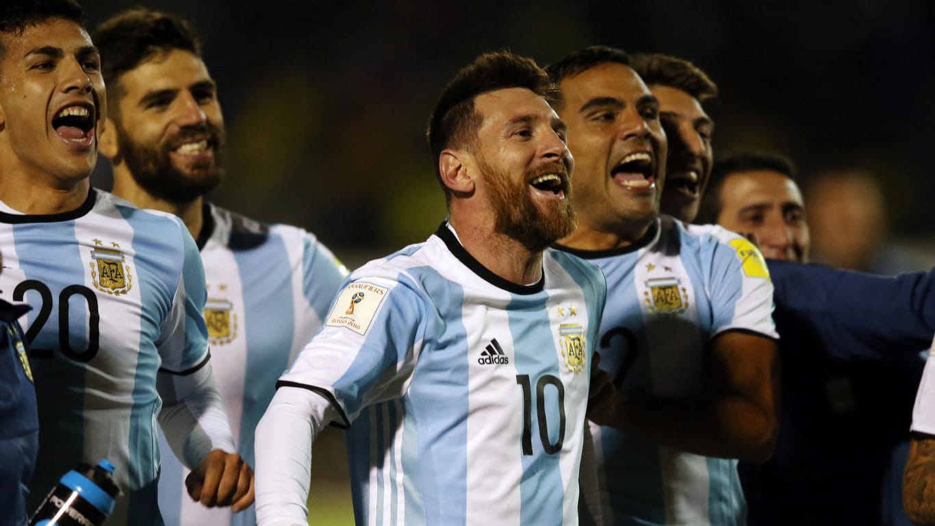 Die Erlösung: Lionel Messi (3.v.l.) hat Argentinien wieder gerettet.