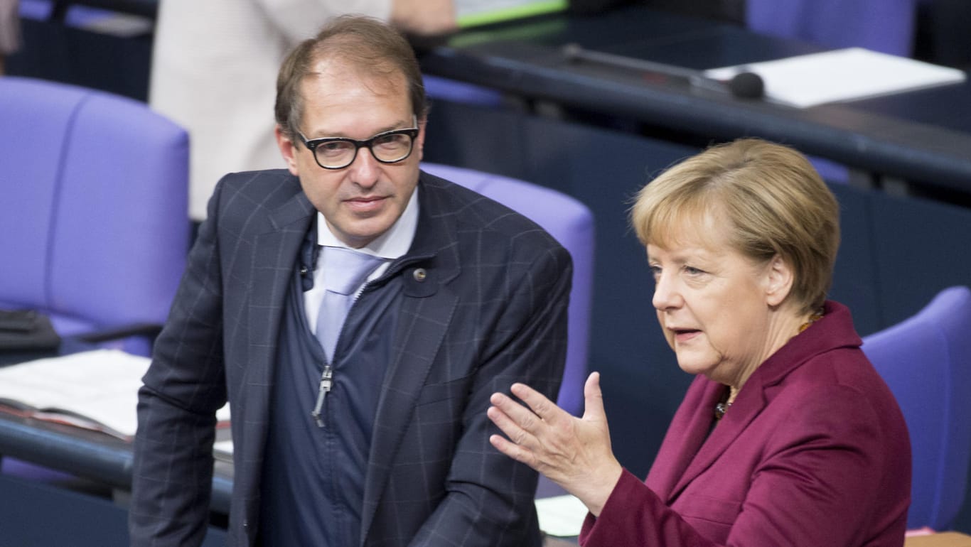 Bundeskanzlerin Angela Merkel (CDU) und Bundesverkehrsminister Alexander Dobrindt (CSU) im Bundestag.