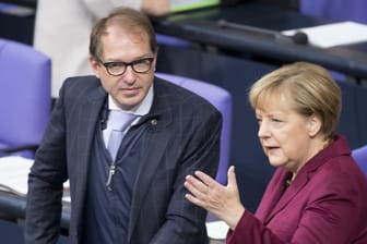 Bundeskanzlerin Angela Merkel (CDU) und Bundesverkehrsminister Alexander Dobrindt (CSU) im Bundestag.