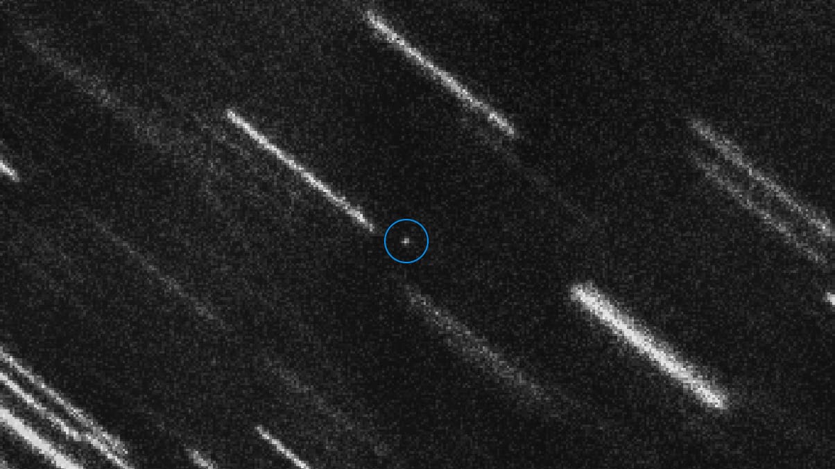 Der Asteroid 2012 TC4 erscheint als Punkt in der Mitte dieses zusammengesetzen Bildes, das vom FORS2-Instrument des ESO Very Large Telescope aufgenommen wurde.