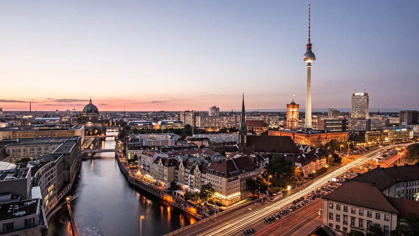 Blick auf das historische Nikolaiviertel in Berlin. Laut IW drückt die Hauptstadt das BIP pro Kopf.