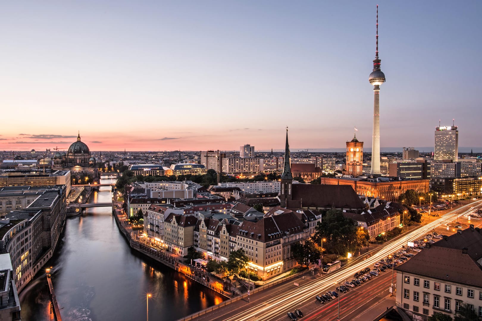 Blick auf das historische Nikolaiviertel in Berlin. Laut IW drückt die Hauptstadt das BIP pro Kopf.