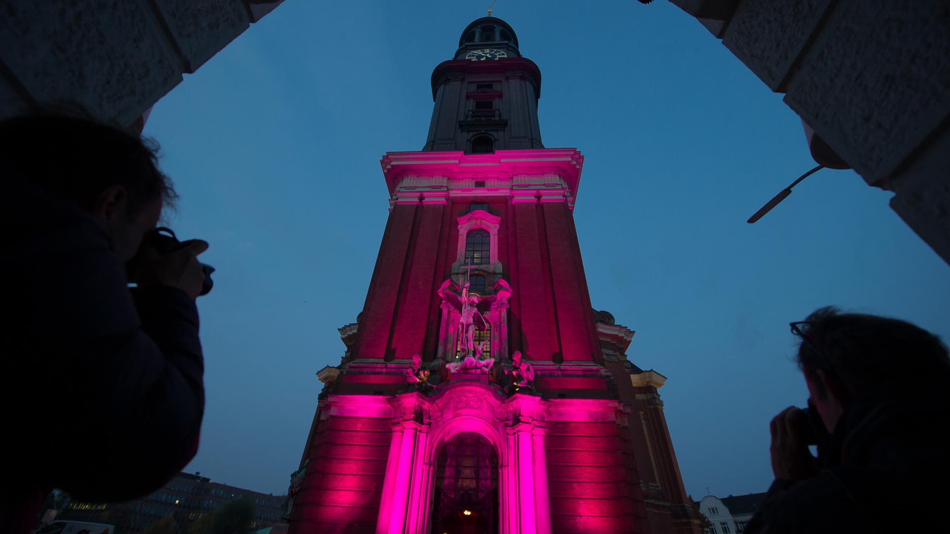 Welt-Mädchentag: Wahrzeichen erstrahlen in Pink