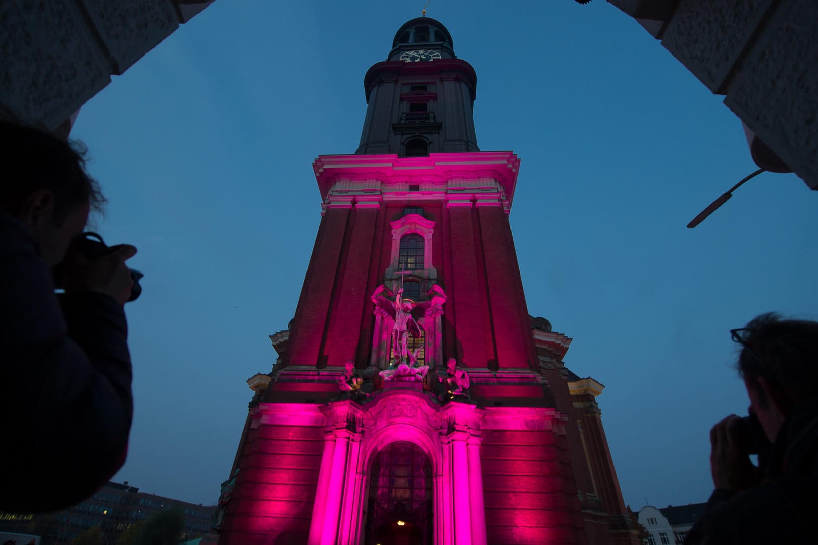 Welt-Mädchentag: Wahrzeichen erstrahlen in Pink