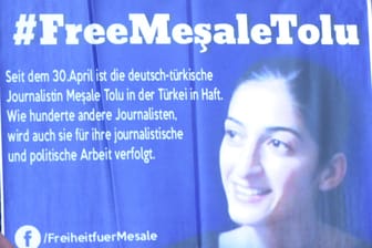 Die Übersetzerin und Journalistin Mesale Tolu sitzt seit über fünf Monaten in der Türkei in Haft.