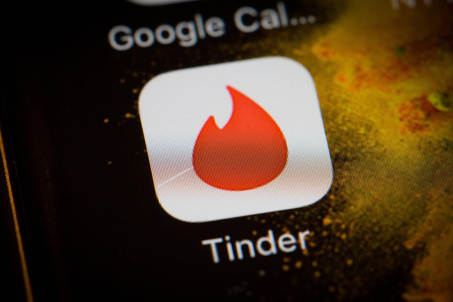 Tinder ist eine beliebte Dating-App (Symbolfoto): Das Unternehmen Match will sich aus Russland zurückziehen.