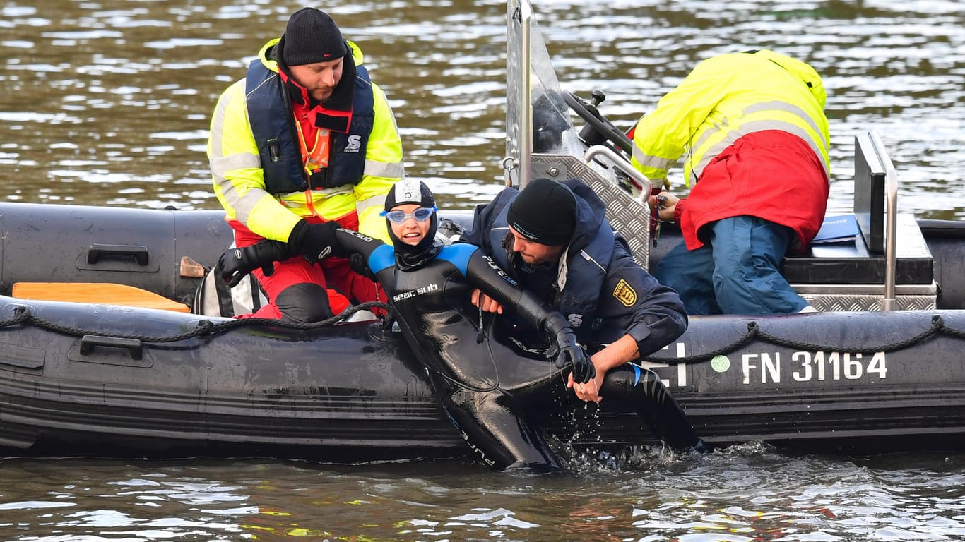 Eine Atomkraftgegnerin, die gegen einen Castor-Transport auf dem Fluss protestierte, wird von Polizisten aus dem Neckar gezogen.