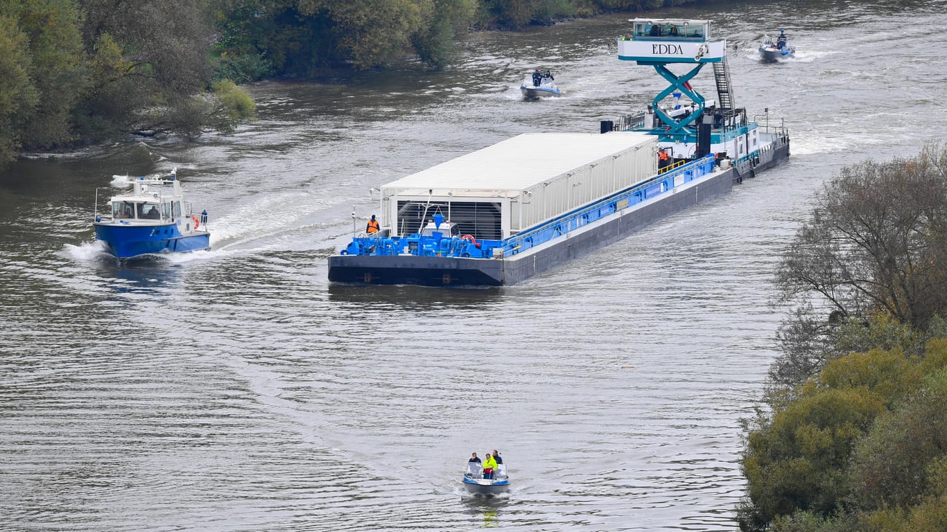 Ein Spezialschiff mit Castor-Behältern, in denen sich hoch radioaktiver Atommüll befindet, fährt über den Neckar.