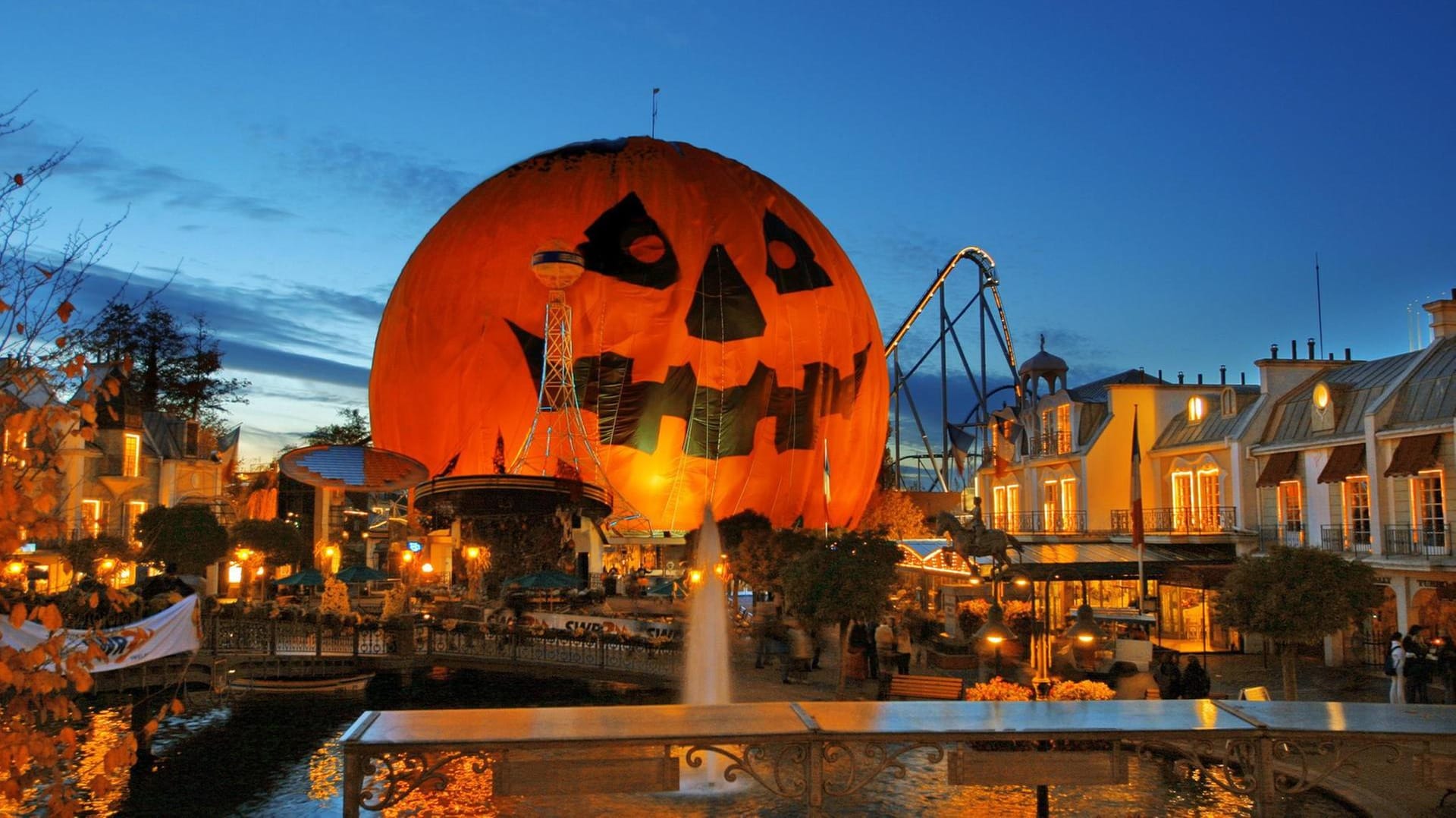 Was für ein gruseliges Panorama: ein riesiger Kürbis im Europa-Park Rust