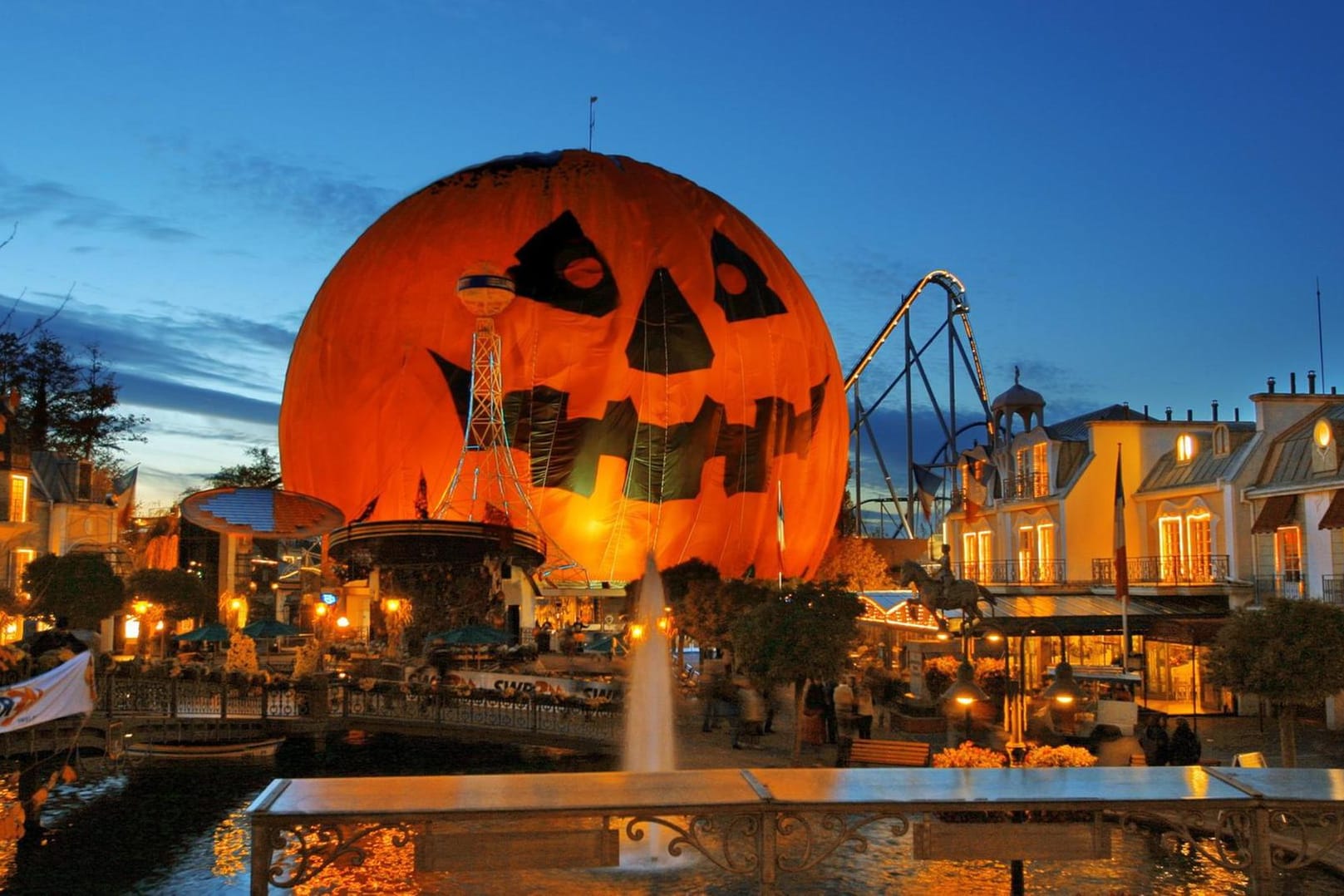 Was für ein gruseliges Panorama: ein riesiger Kürbis im Europa-Park Rust