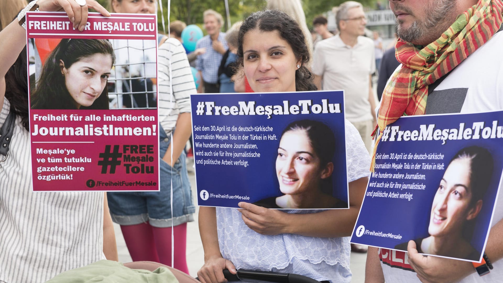 Frauen halten in Berlin Schilder bei einer Demonstranten am Bundeskanzleramt.