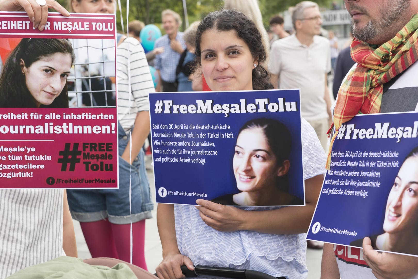 Frauen halten in Berlin Schilder bei einer Demonstranten am Bundeskanzleramt.