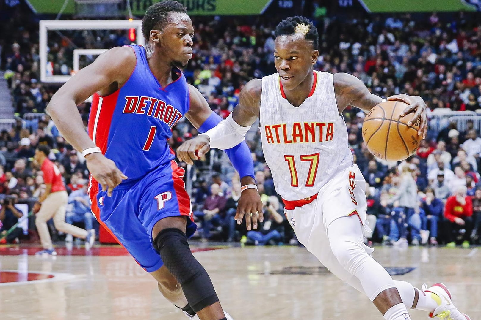 Dennis Schröder (r.) im Eins-gegen-Eins gegen Reggie Jackson von den Detroit Pistons.