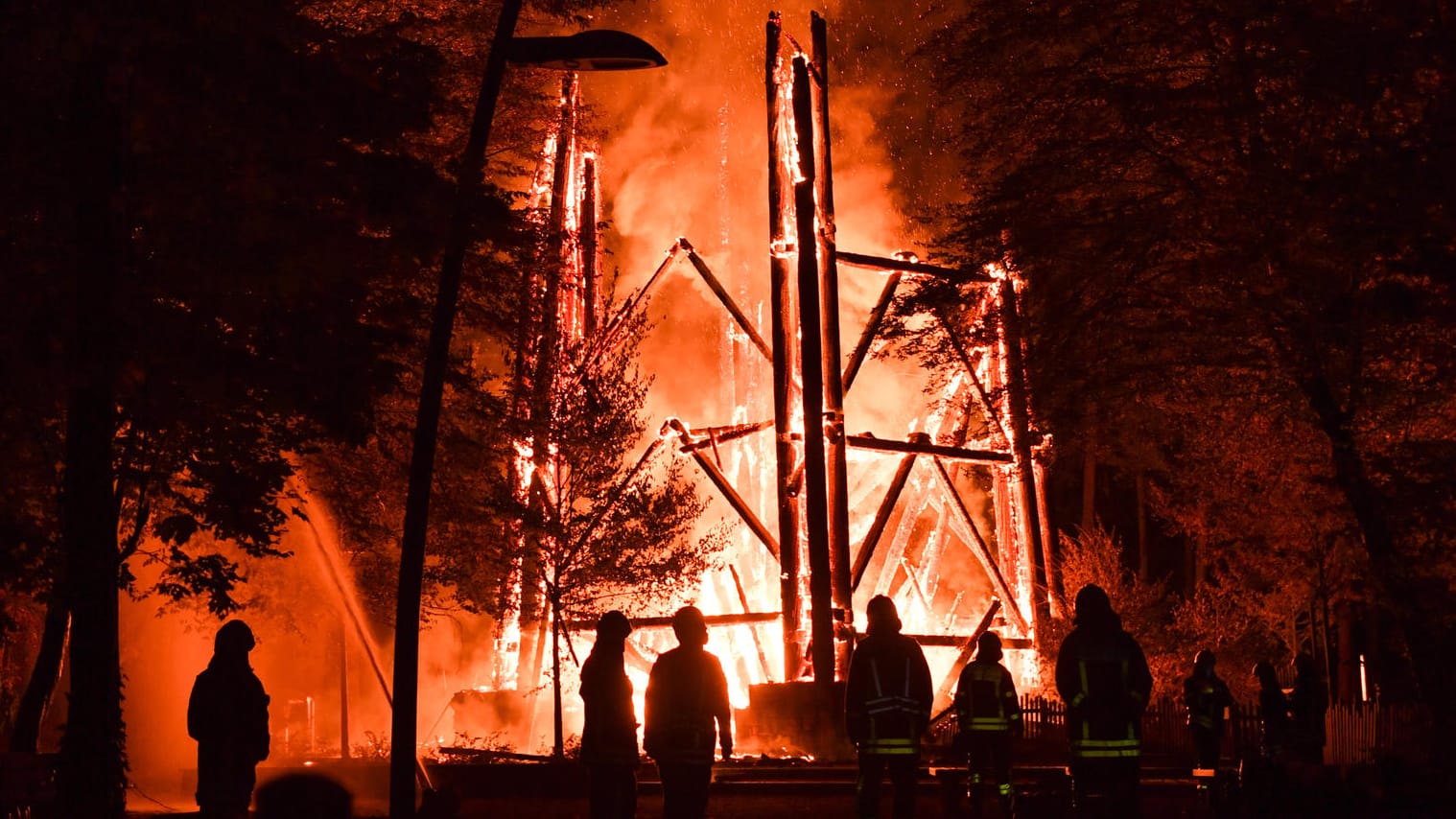 Die Feuerwehr musste den Turm abbrennen lassen.