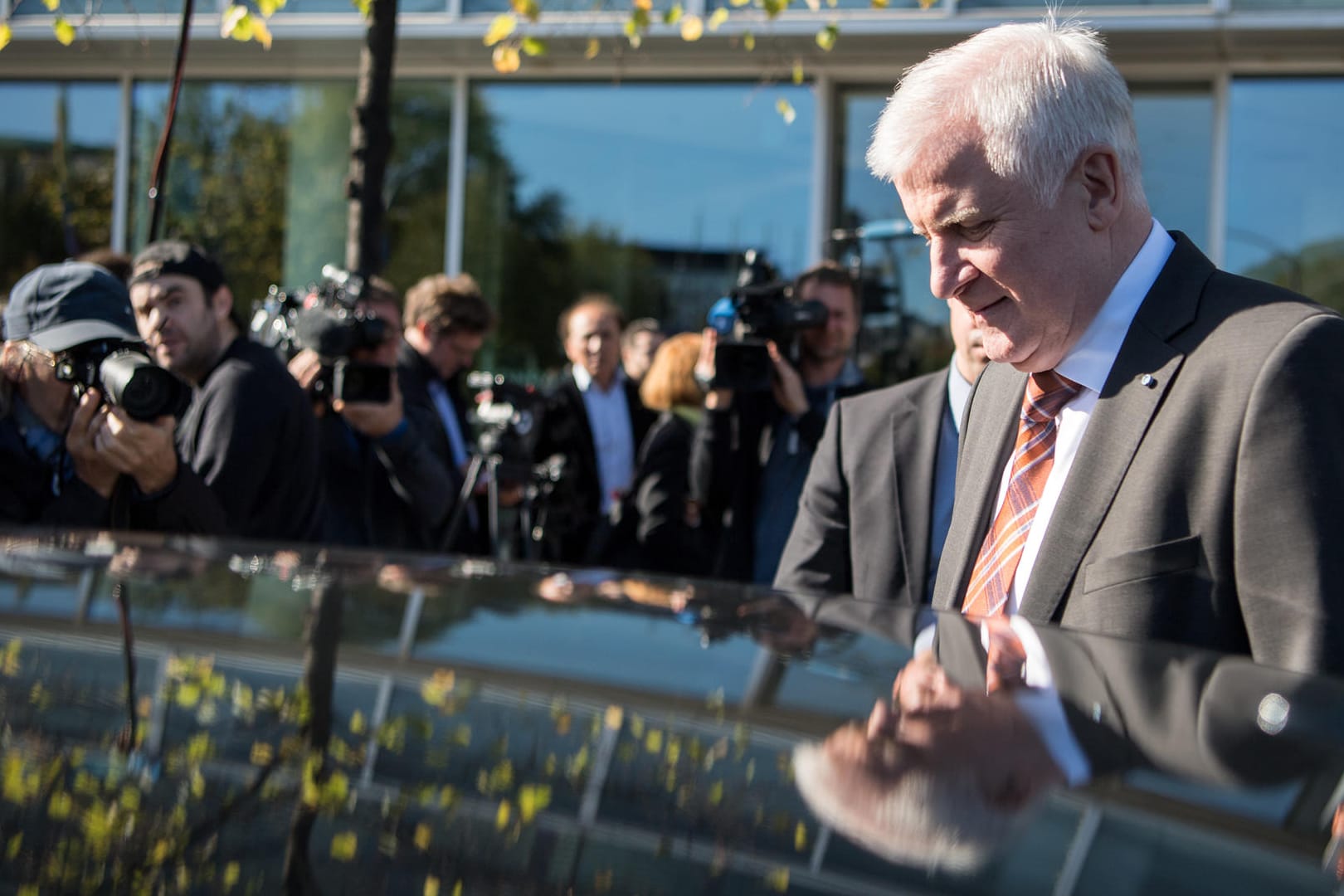 Nach der Schlappe bei der Bundestagswahl in Bayern, fordern immer mehr Kräfte in der CSU den Rücktritt vom Parteivorsitzenden Horst Seehofer.