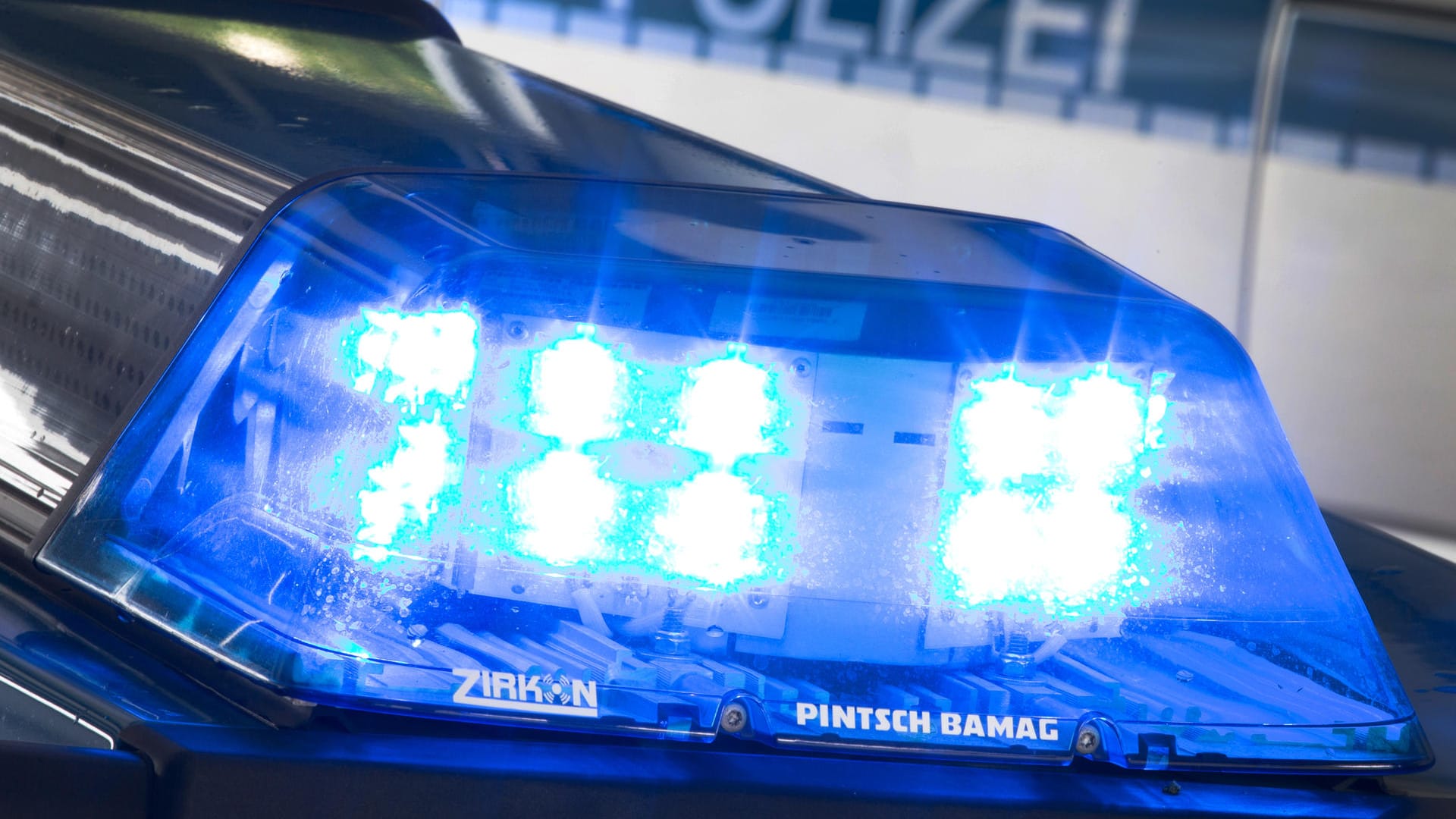 Die 68-Jährige geriet beim Hintereilen ihres Zug zwischen Zug und Bahnsteigkante. Die 68-Jährige geriet beim Hintereilen ihres Zug zwischen Zug und Bahnsteigkante.