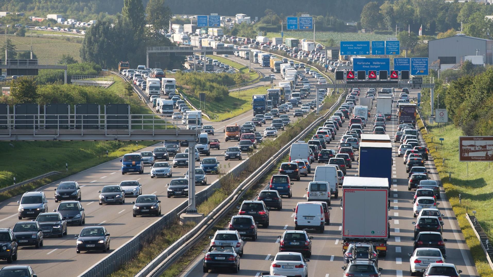 Starker Verkehr auf der A8 bei Stuttgart.