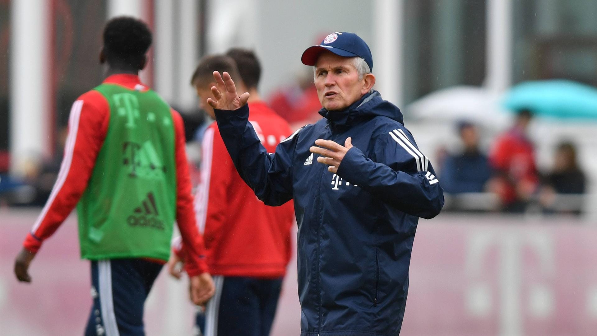 Jupp Heynckes gibt im Training gleich wieder die Richtung vor.