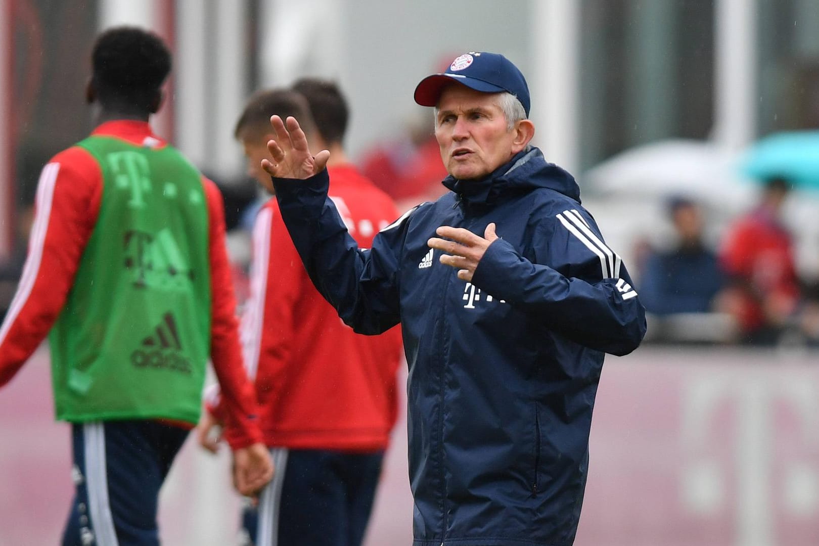 Jupp Heynckes gibt im Training gleich wieder die Richtung vor.