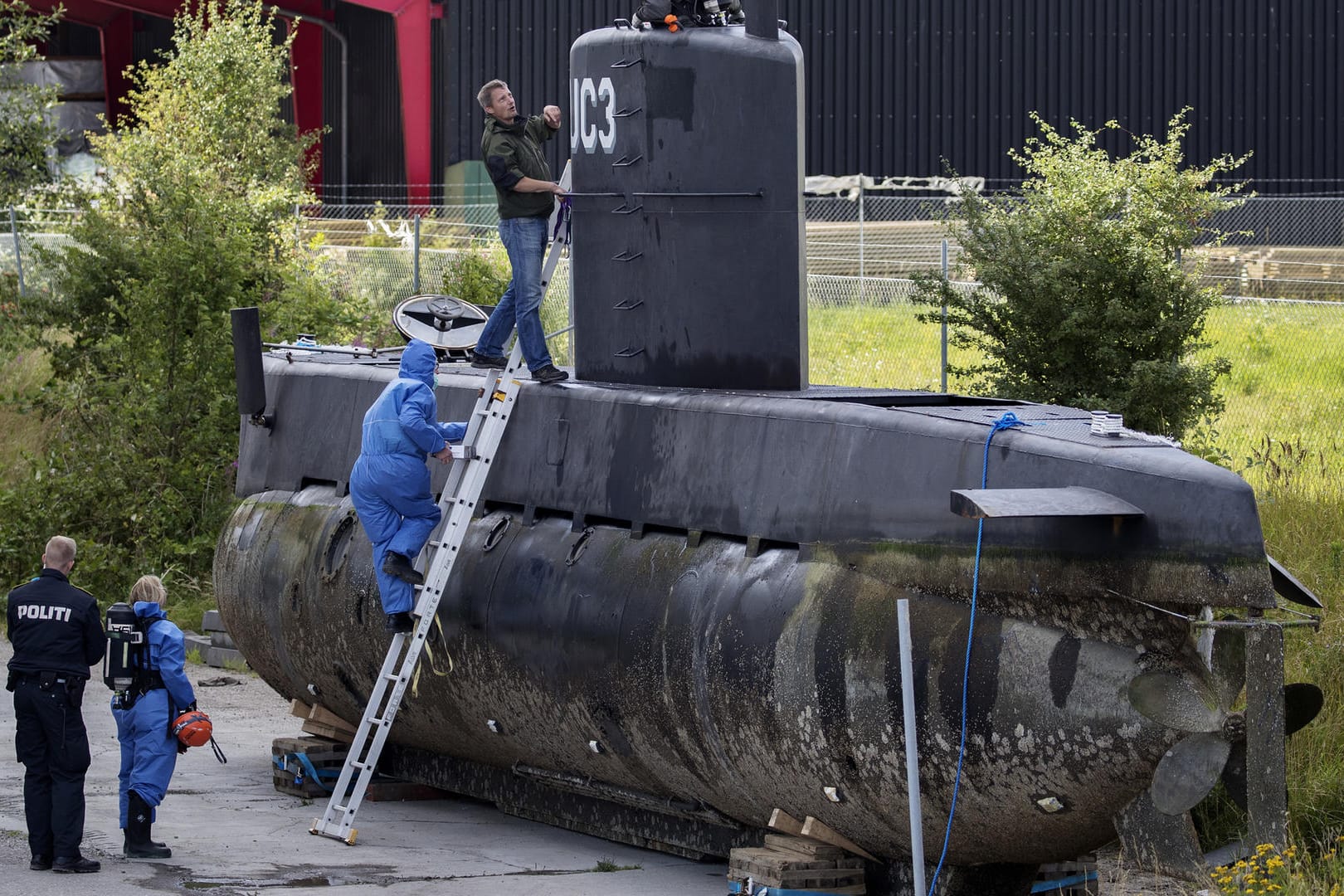 Dänische Polizisten besteigen das geborgene U-Boot Nautilus.