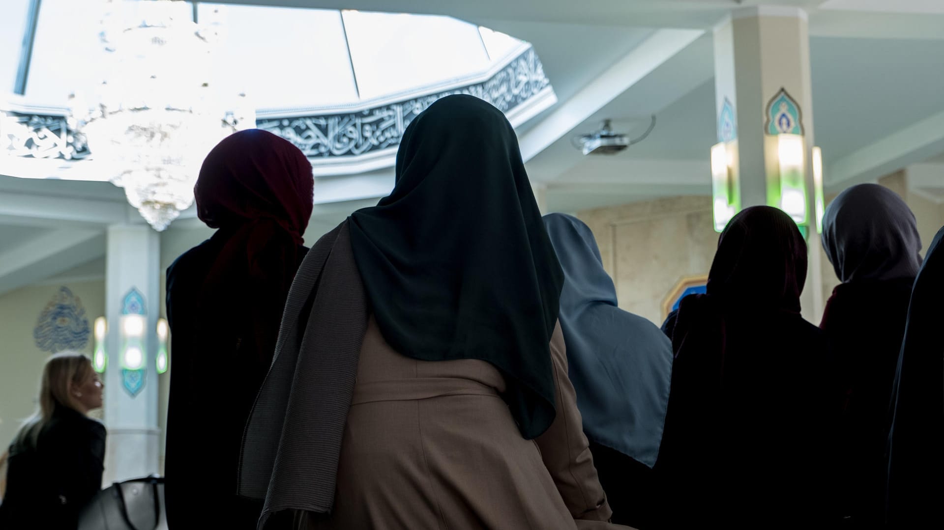 Muslimas sitzen in der "Aya Sofya-Moschee" in Hannover (Niedersachsen).